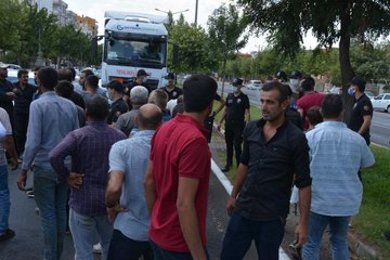 ELEKTRİK KESİNTİLERİNİ PROTESTO EDEN ÇİFTÇİLER YOL KAPATTI