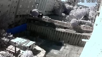 Bağcılar'da bir inşaatın temel duvarının çökme anı güvenlik kameralarına yansıdı
