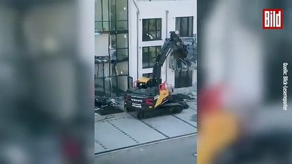 مقاول لم يستلم أجره بالكامل استأجر حفارة وغضب على طريقته: بالفيديو