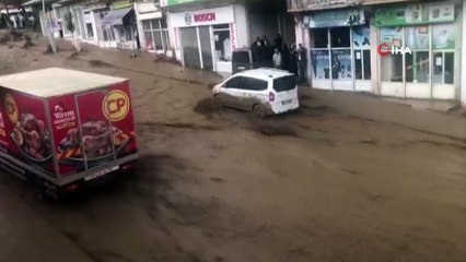 Sel suları otomobili böyle sürükledi