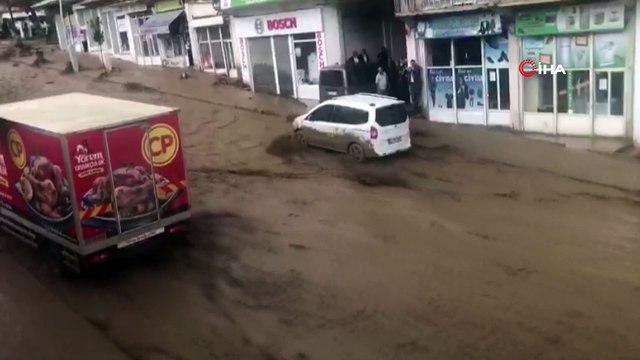 Sel suları otomobili böyle sürükledi