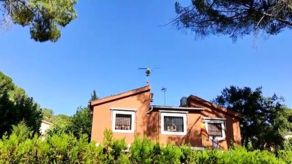 Un helicóptero realiza una descarga en el incendio de Trassierra
