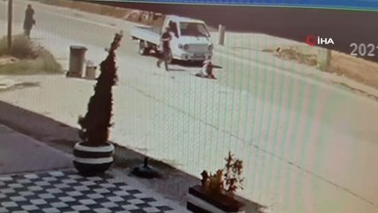 Yolun karşısına geçerken kararsız kalan kadına kamyonet böyle çarptı