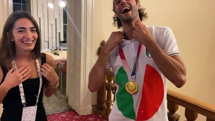 Tamberi festeggia l'oro con Chiara: "Quanti sacrifici a tavola per la medaglia"