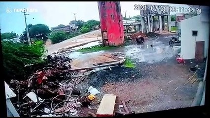 Un chateau d'eau chute en inde... images impressionnantes
