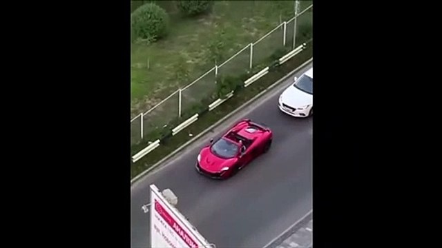 Ce conducteur de ferrari va passer une très mauvaise journée