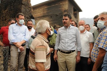 Son dakika haber: Çevre ve Şehircilik Bakanı Kurum Alanya'da yangından etkilenen vatandaşları ziyaret etti (2)