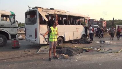 Tur midibüsünün devrilmesi sonucu 3 kişi öldü, 16 kişi yaralandı (3)