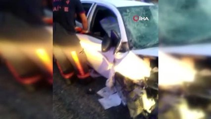 İki otomobil kafa kafaya çarpıştı: 3 ölü, 4 yaralı