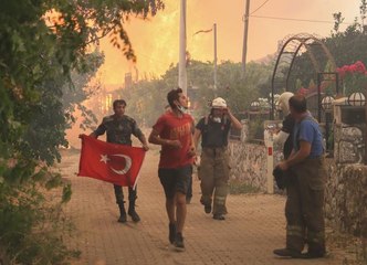 Marmaris'te orman yangınında görevli Azerbaycanlı itfaiyecilerin Türk bayrağı duyarlılığı