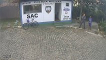 VÍDEO | Ciclista não consegue parar bicicleta e fica ferido em ladeira no Morro do Moreno
