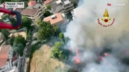 Italie : Les pompiers luttent contre les flammes dans le sud du pays