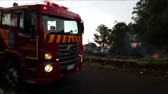 Incêndio atinge área de vegetação no Bairro Santa Cruz e Bombeiros são mobilizados