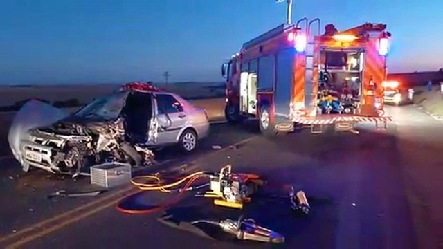 Motoristas ficam presos nas ferragens em grave acidente perto de Alto Piquiri