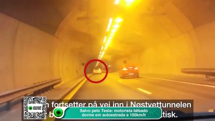Salvo pelo Tesla motorista bêbado dorme em autoestrada a 100kmh