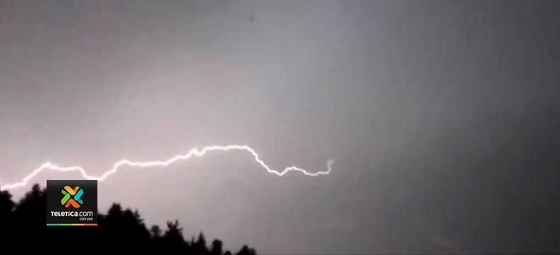 tn7-Poco-más-de-10.000-rayos-cayeron-este-lunes-en-el-país-020821