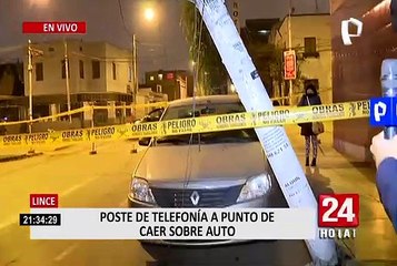 Lince: poste de telefonía está apunto de caer sobre auto
