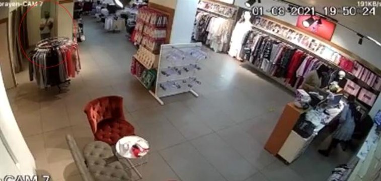 Müşteri gibi girdiği mağazadan çalışanların çantalarını böyle çaldı