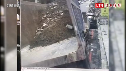 新鋪柏油太脆弱？21噸砂石車斗壓破路面90度翻覆 (翻攝畫面)