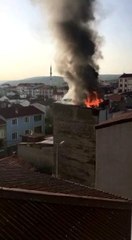 Arnavutköy'de bir binanın çatısı alev alev yandı