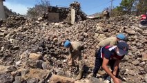 Son dakika haber! Akseki'de yangında zarar gören evlerin enkazını kaldırma çalışmalarına askerler de katılıyor