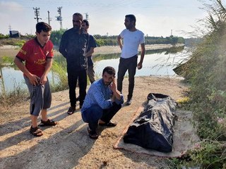 Acılı baba, akıntıya kapılıp yaşamını yitiren oğlunun başında çaresizce bekledi