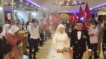 KIRGIZ ÇİFTİN DÜĞÜNÜNDE AŞIYA DİKKAT ÇEKMEK İÇİN POS CİHAZIYLA TAKI TAKILDI