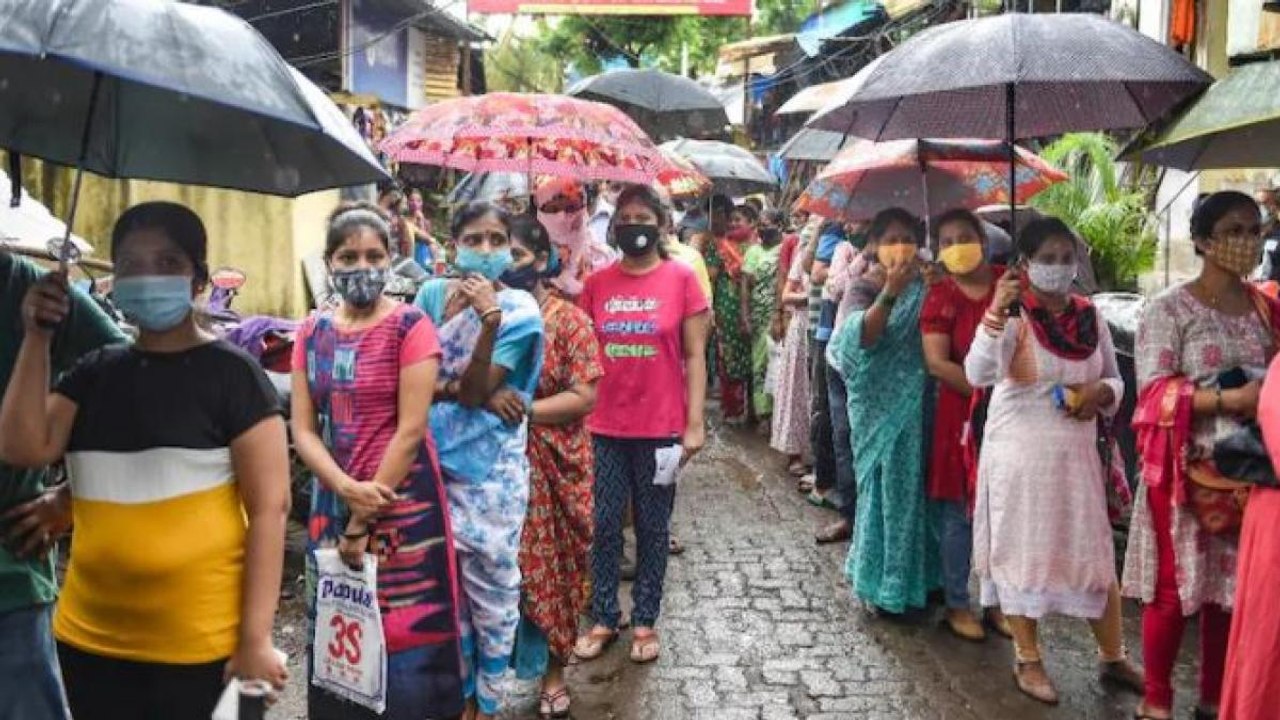 India reports 30,549 fresh Covid cases and 422 deaths