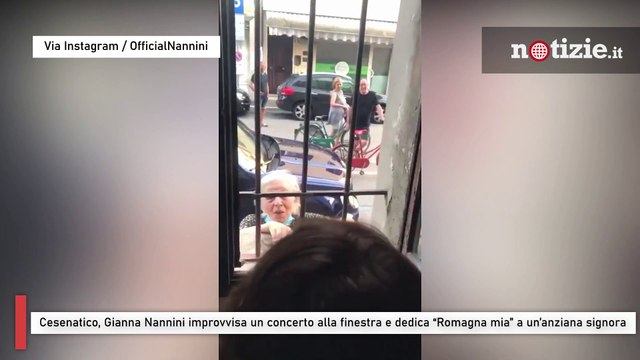 Cesenatico, Gianna Nannini improvvisa un concerto alla finestra e dedica “Romagna mia” a una signora