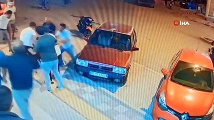 Kafasından tuttuğu şahsın sırtına bıçakladı...Dehşet anları kamerada