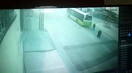 Annesinin elini bırakıp koşan çocuğa otobüs böyle çarptı