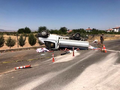 Son dakika haberi | Lastiği patlayan kamyonet bariyerlere çarpıp ters döndü: 1 ölü, 2 yaralı