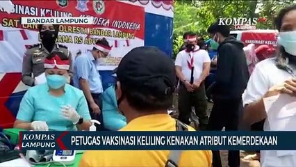 Petugas Vaksinasi Keliling Kenakan Atribut Kemerdekaan