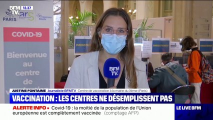 Dans un centre de vaccination de Paris, soignants et patients sont toujours présents