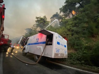 Son dakika haberi: İstanbul Emniyet Müdürlüğü yangın bölgelerine 20 TOMA gönderdi