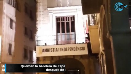 Queman la bandera de España del Ayuntamiento de Vic después de ser repuesta