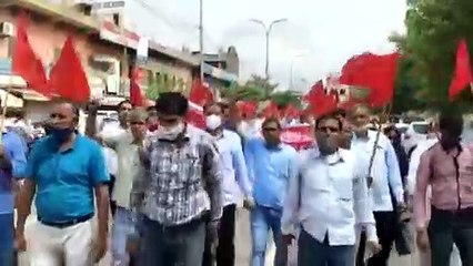 16 सुत्रीय मांग को लेकर शिक्षकों ने शहर में निकाली रैली, बड़े आंदोलन की दी चेतावनी