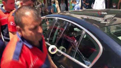 Abisi alışverişe gitti, otomobilde mahsur kalan çocuk ekipleri seferber etti