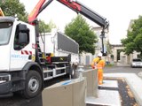 Niort : un camion vide une des nouvelles colonnes enterrées place Chanzy