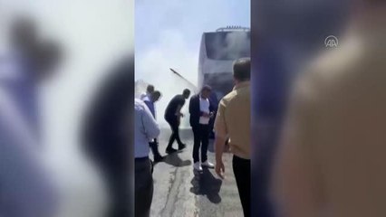 Seyir halindeki yolcu otobüsünün motor kısmında çıkan yangın söndürüldü