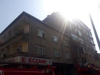 Küçükçekmece'de binanın çatı katında çıkan yangında patlama oldu: Dehşet anları kamerada