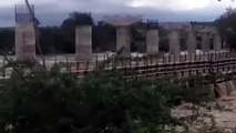 सिंध नदी के बहाव में टूटकर बहा पुल, देखें LIVE VIDEO