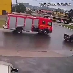 Talihsizlik mi, şans mı? Otomobil alev aldı, o anda itfaiye yanından geçiyordu