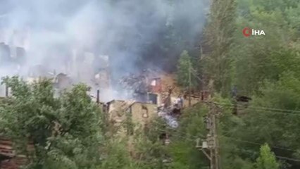 Yüncüler köyündeki yangın kontrol altına alındı: 33 ev ve 5 samanlık yandı