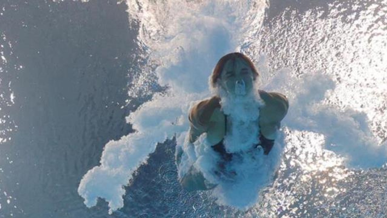 İzleyen dondu kaldı! Güzel sporcu Pamela, tarihin en kötü atlayışlarından birini yaptı