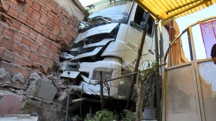 SARIYER'DE PARK HALİNDE FRENİ BOŞALAN HAFRİYAT KAMYONU KAFENİN DUVARINA ÇARPARAK DURDU
