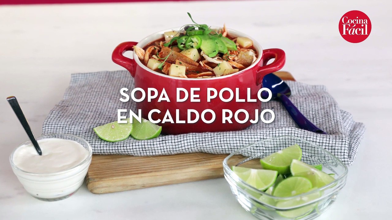 Sopa de pollo en caldo rojo ‍