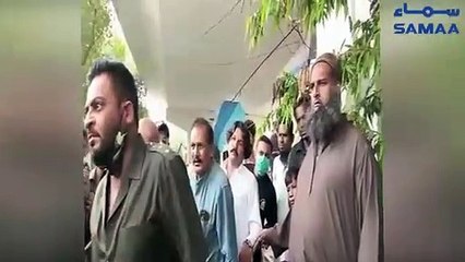 Aamir Liaquat Hussain seen yelling at traffic police officials in Karachi.