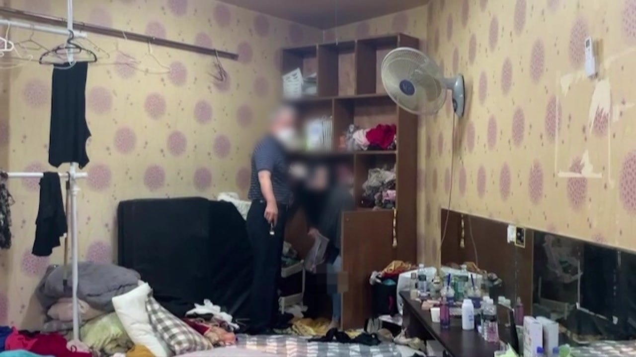 "책장 뒤에 숨어 술"...고양시, 유흥주점 불법영업 단속 / YTN
