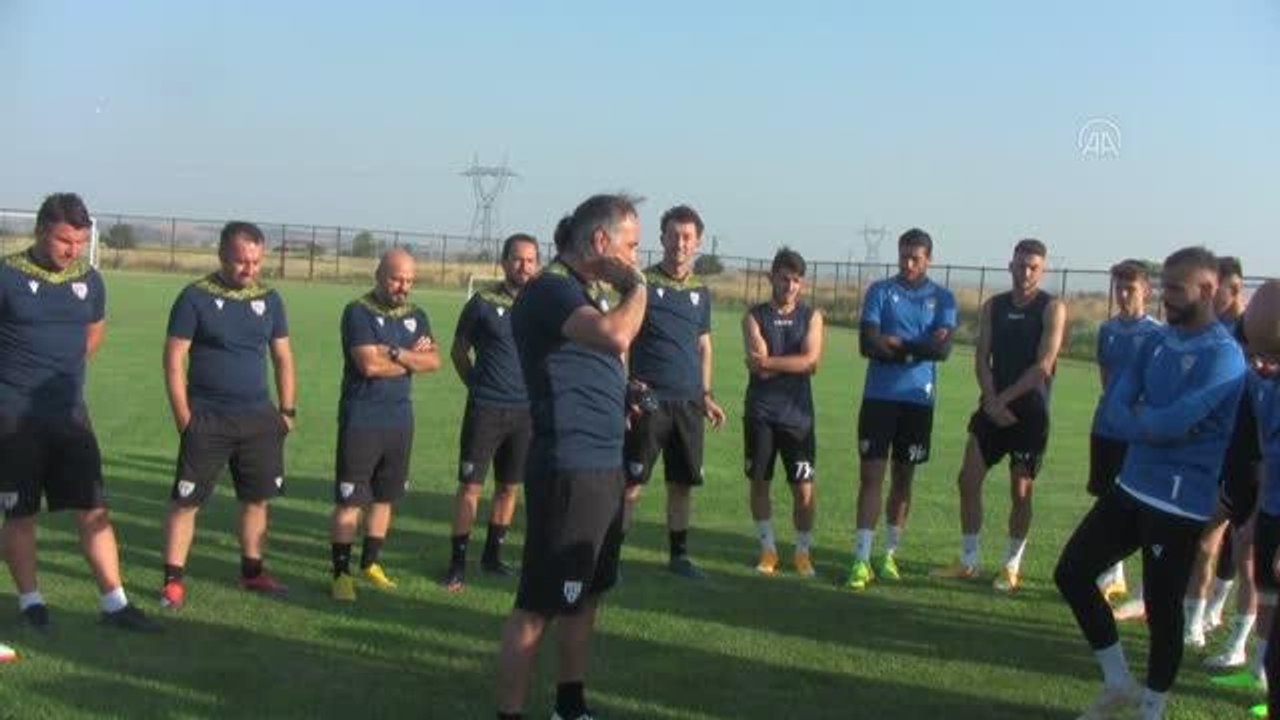 BALIKESİR - Bandırmaspor Teknik Direktörü Mustafa Gürsel: "Mücadele eden, güzel bir takım izlettirmek istiyoruz"